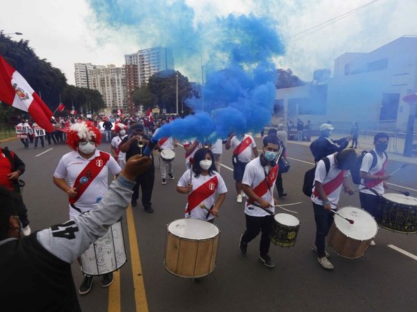 Perú: seguidores de Keiko Fujimori pidieron transparencia en la revisión de las actas electorales | Ñanduti