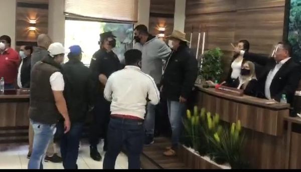 Hurreros de Roque Godoy impiden elección de Julia Ferreira como intendenta interina - La Clave