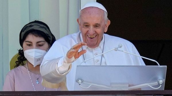 Papa Francisco reaparece tras operación y saluda a fieles desde hospital en Roma