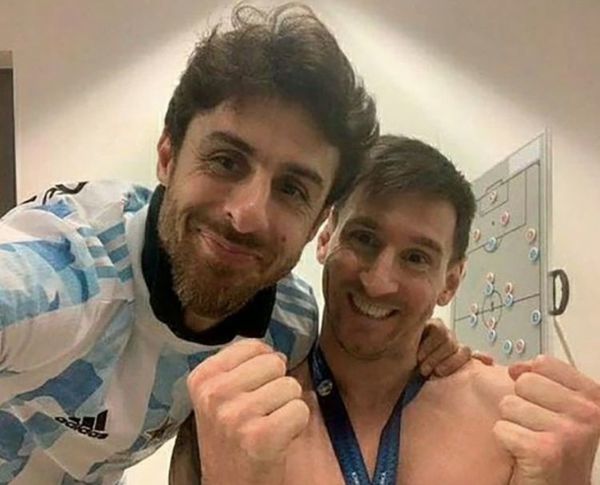 La foto más alegre de Messi tras el título de la Copa América: el astro posó con su ídolo de la infancia