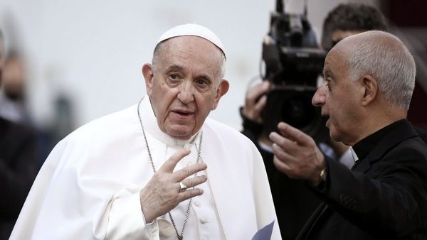 El Papa defiende una sanidad "para todos" en reaparición desde hospital