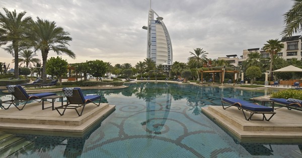 La Nación / Dubái registra récord Guinness de la piscina más profunda del mundo