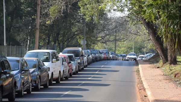 Vigilia y larga fila de vehículos a la espera de vacunas en CDE