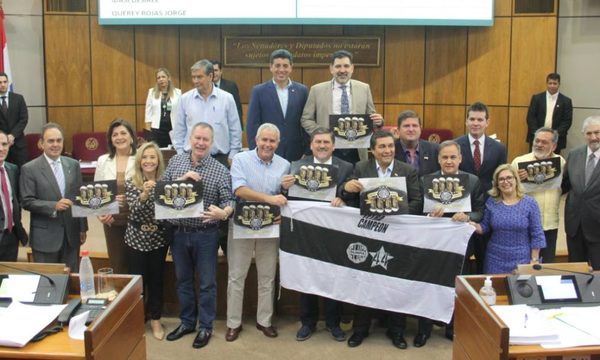 Senador “enamorado” embaraza a secretaria, se niega a reconocer a la criatura y es demandado