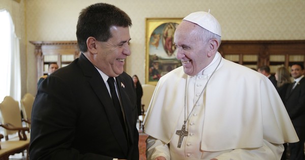 La Nación / “Nos tiene tan presentes”, dijo Horacio Cartes a 6 años de la visita del Papa Francisco