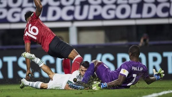 La aterradora entrada que dejó noqueado al 'Chucky' Lozano en la Copa Oro