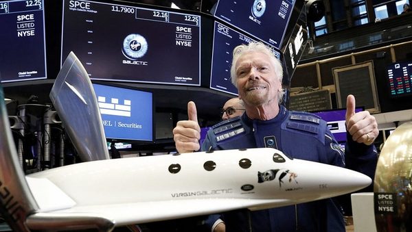 La nave espacial que lleva a bordo al multimillonario Richard Branson alcanzó el espacio