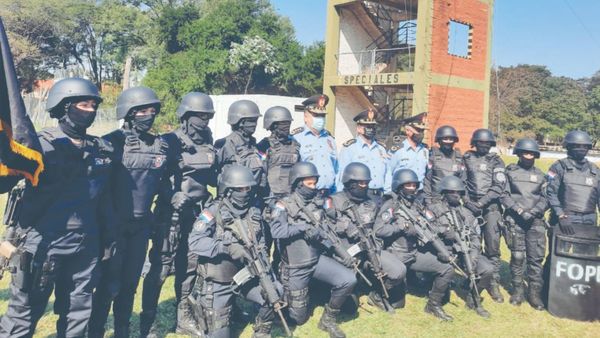 Egresan las primeras 14 mujeres comando de la FOPE