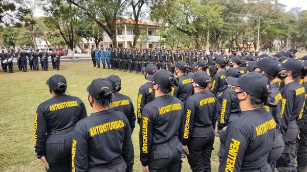 Agentes penitenciarios aprueban curso de control de motines dictado por la Policía Nacional | .::Agencia IP::.