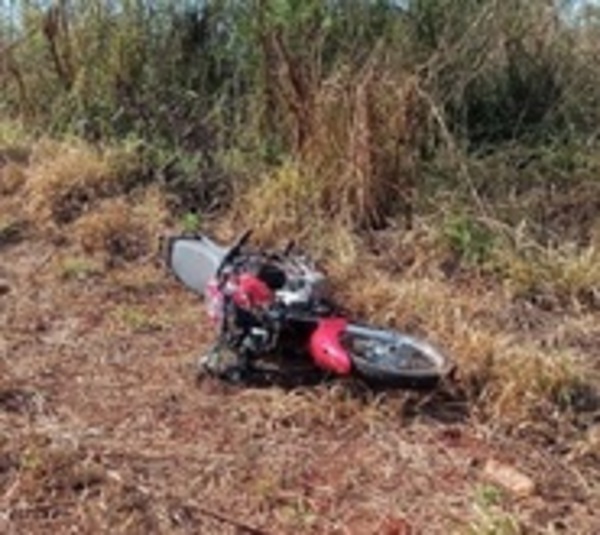 Motociclistas impactan frontalmente contra auto y pierden la vida - Paraguay.com