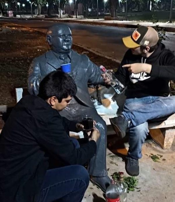 Instalan escultura de ex intendente en plaza franqueña