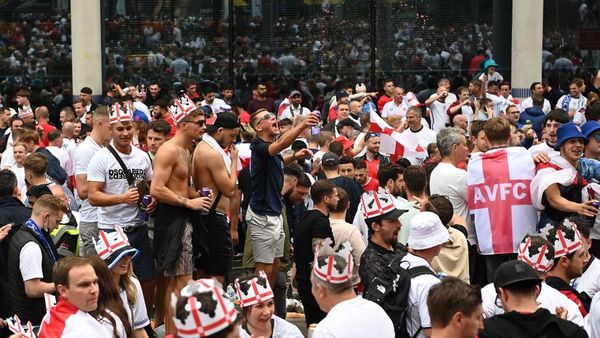 Mancha en el fútbol: Graves disturbios alrededor de la final de la Eurocopa (VIDEOS)