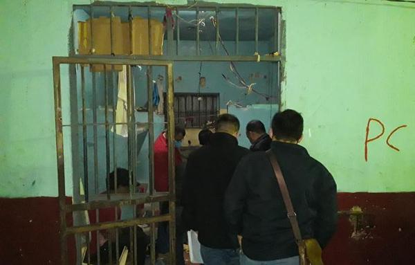 Vinculan a tres internos en intento de homicidio de guardiacárcel
