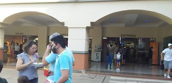 Bomberos controlan principio de incendio en shopping de San Lorenzo - Nacionales - ABC Color