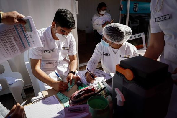 Jóvenes voluntarios ayudarán en las jornadas de vacunación masiva - Nacionales - ABC Color
