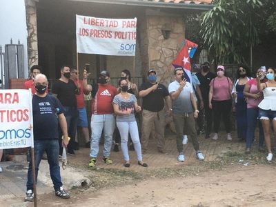 Cubanos residentes en Paraguay se manifiestan frente a su embajada en Asunción - Nacionales - ABC Color
