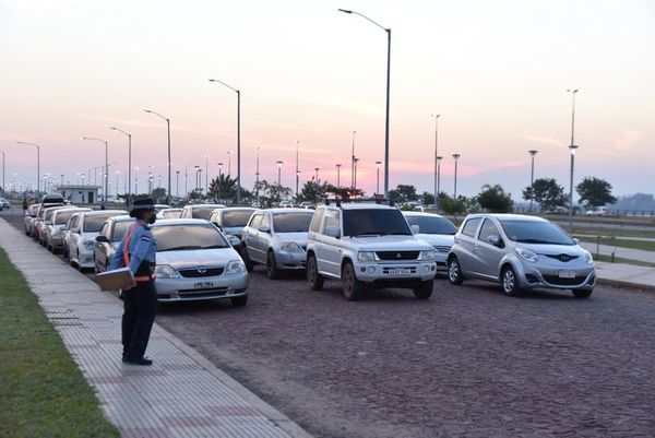 Trabajadores “priorizados” ya hacen fila para vacunarse mañana - Nacionales - ABC Color
