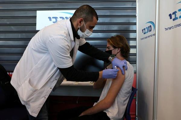 Israel aplicará una tercera dosis de la vacuna Pfizer contra covid-19, ¿en qué casos lo hará?