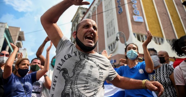 La Nación / Con el grito de “¡Abajo la dictadura!” y “¡Queremos libertad!”, estallan protestas en Cuba