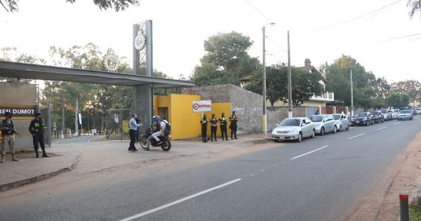 La Nación / Se observan extensas filas de vehículos a la espera de una dosis contra el COVID-19