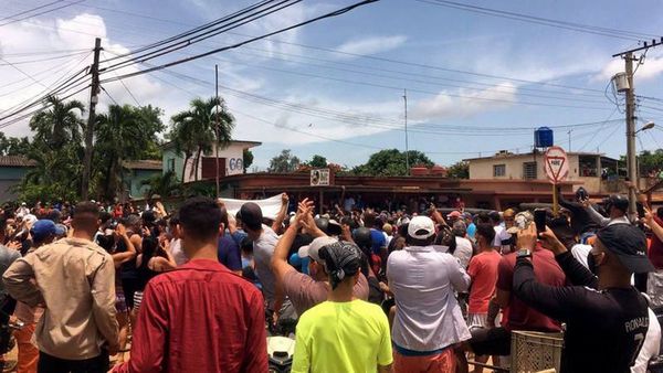 Multitudinaria e inédita protesta antigubernamental en Cuba