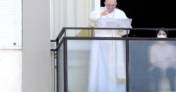 La Nación / El Papa saludó ayer a los fieles desde su balcón del hospital