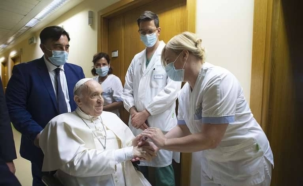 Diario HOY | El papa seguirá internado "unos días más" tras su operación de colon