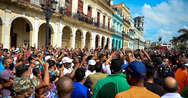 La Nación / La cólera estalla en las calles de Cuba, convocan a revolucionarios al combate