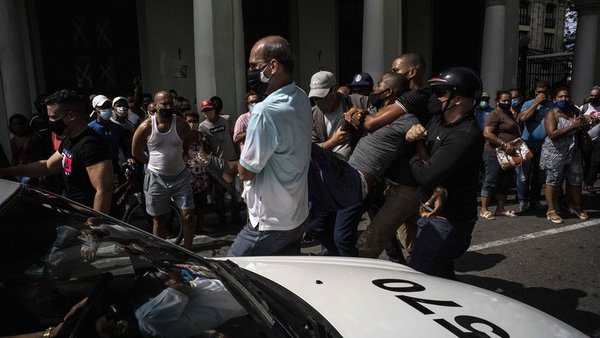 Cubanos residentes en Paraguay afirman: “en Cuba no hay libertad de expresión”