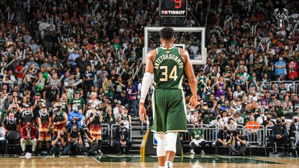 Un nuevo recital de Antetokounmpo devuelve la ilusión a los Bucks