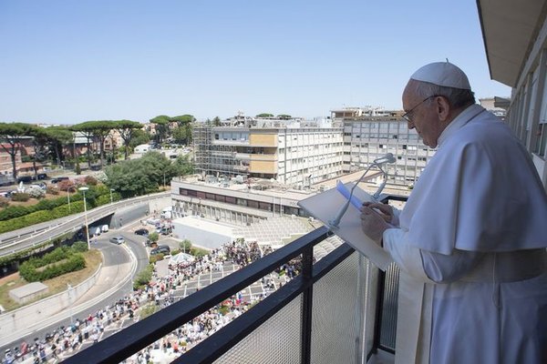 El Vaticano anunció que el papa permanecerá hospitalizado “unos días más” para recuperarse completamente de la cirugía | .::Agencia IP::.