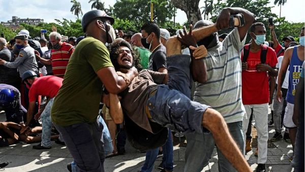 Protestas en Cuba: miles de personas salen a las calles en una inusual manifestación masiva al grito de "abajo la dictadura" | .::Agencia IP::.