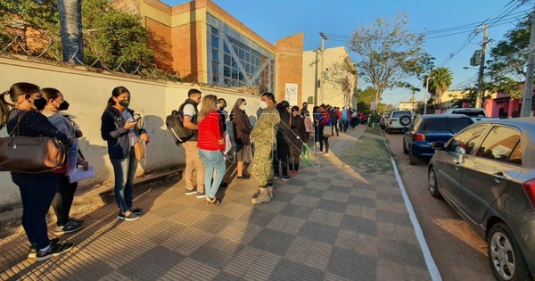 La Nación / Esperanza latente: largas filas en vacunatorios de Concepción