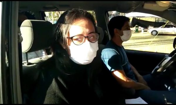 Docente celebra momento de vacunarse tras haber estado intubada debido a COVID
