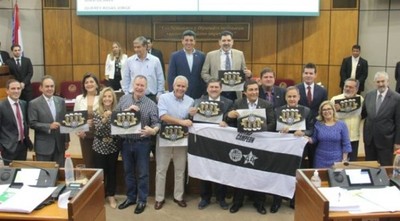 Senador “enamorado” embaraza a secretaria, se niega a reconocer a la criatura y es demandado