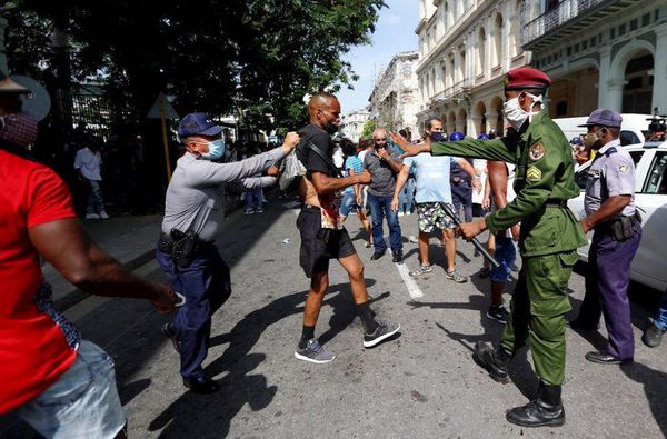 Una inédita ola de protestas recorre Cuba al grito de ¡libertad!
