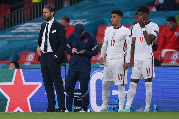 Tres futbolistas ingleses sufren insultos racistas - Fútbol - ABC Color