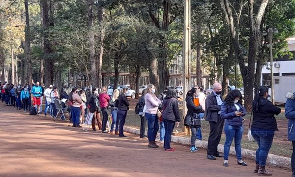 Trabajadores esenciales reciben vacuna anticovid