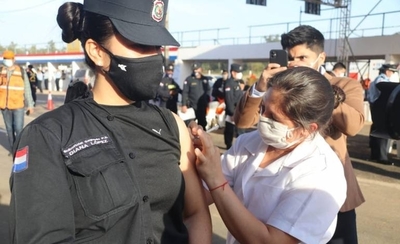 Diario HOY | Inmunización a policías en ex Aratirí: “Es una verdadera fiesta a la salud y a la vida”
