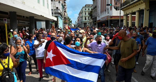 La Nación / El gobierno cubano enfrenta protestas de descontento popular sin precedentes