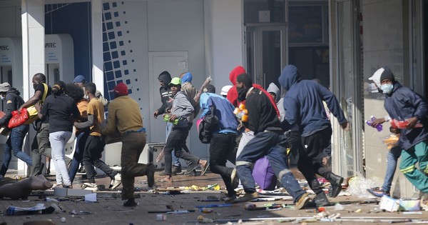 La Nación / Los saqueos se extienden en Sudáfrica y el ejército se despliega