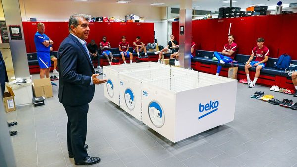 Joan Laporta visita el primer día de pretemporada del Barça