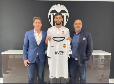 Alderete fue anunciado por Haedo y presentado oficialmente en el Valencia
