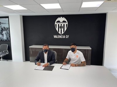 Alderete fue anunciado por Haedo y presentado oficialmente en el Valencia