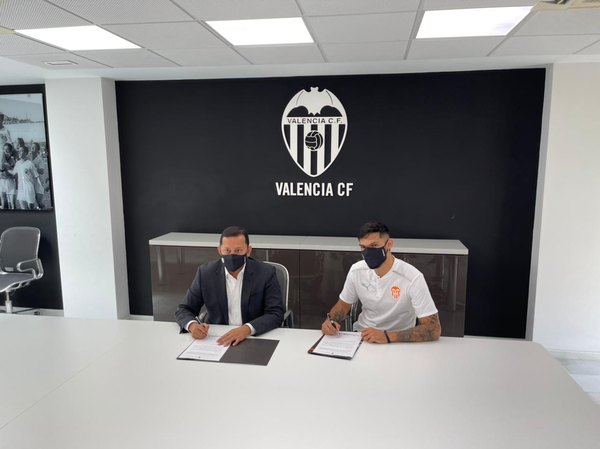 Alderete fue anunciado por Haedo y presentado oficialmente en el Valencia