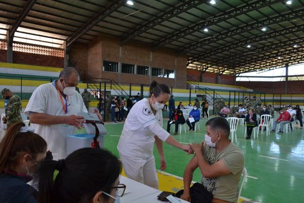 Masiva concurrencia para vacunación en San Juan Bautista, Misiones - Nacionales - ABC Color
