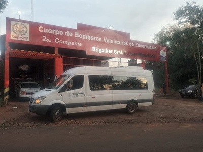 BOMBEROS VOLUNTARIOS SON TRASLADADOS POR LA GOBERNACIÓN DE ITAPÚA AL VACUNATORIO DEL COMISOE