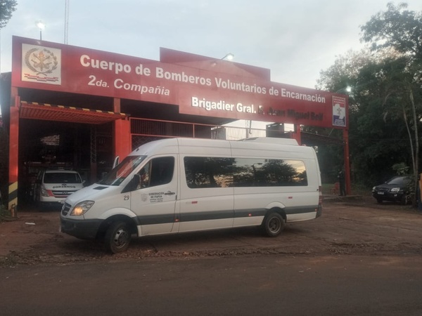 BOMBEROS VOLUNTARIOS SON TRASLADADOS POR LA GOBERNACIÓN DE ITAPÚA AL VACUNATORIO DEL COMISOE
