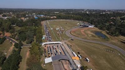 Masiva concurrencia en el megavacunatorio Rubén Dumot de Capiatá (Video)