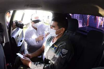 Jornada de vacunación a militares se realiza en Comando de Ingenería y en el CIMEE | .::Agencia IP::.